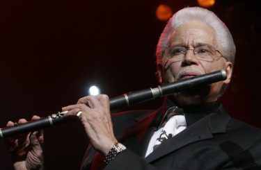 'Johnny' Pacheco au New-York Copacabana (2004) © Allen Spatz