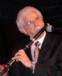 'Johnny' Pacheco au New-York Copacabana (2004) © Allen Spatz